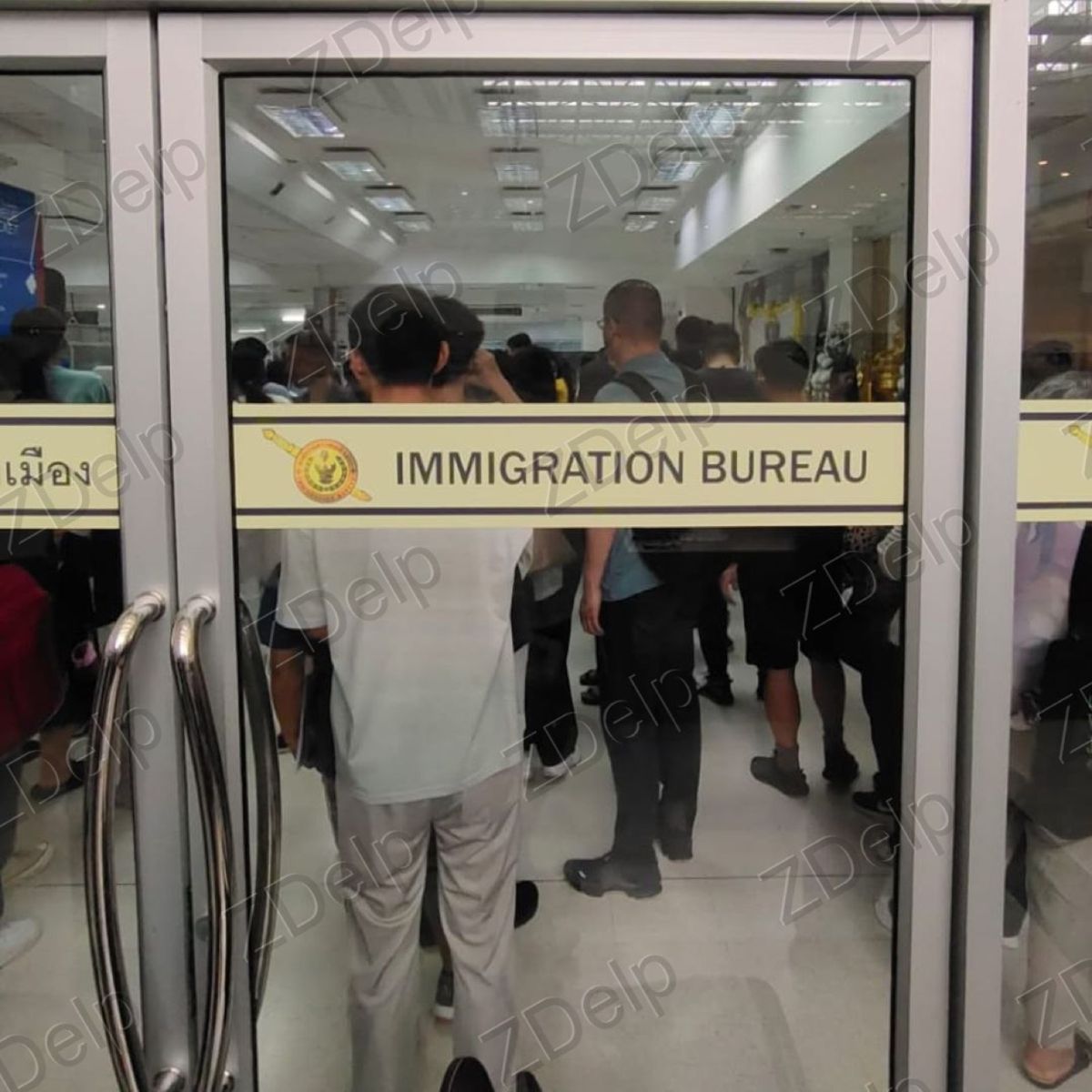 曼谷移民局入口，辦理當天的排隊人潮。
